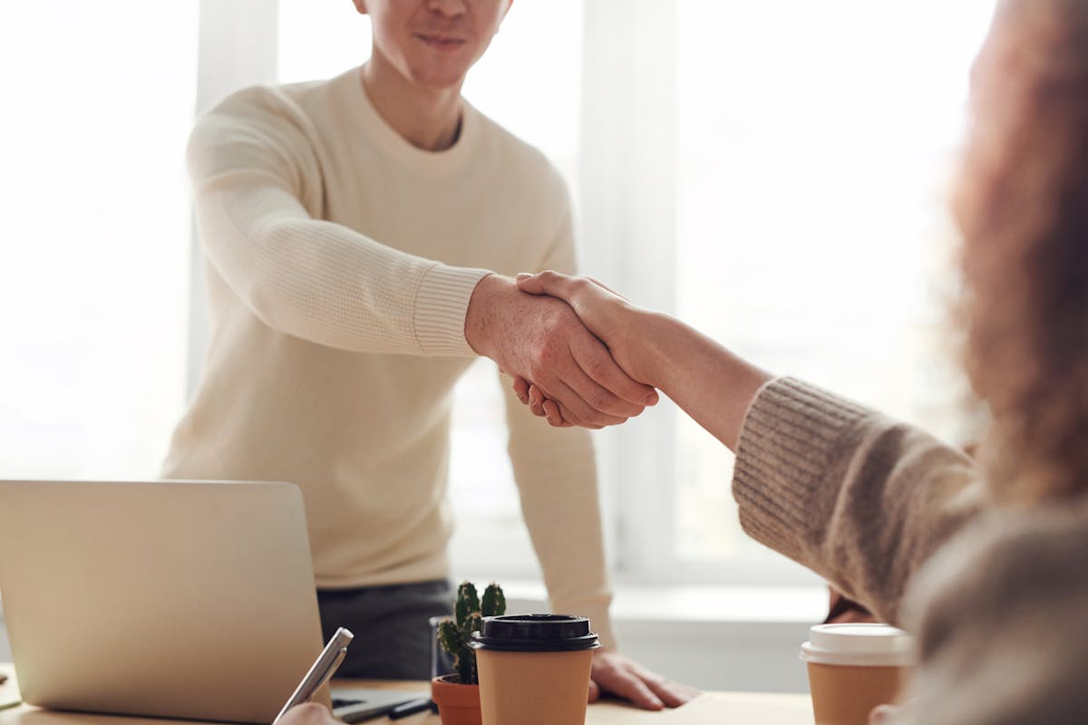 Nên Thuê Phòng Marketing Ngoài Hay Tuyển In-house? So Sánh Chi Tiết